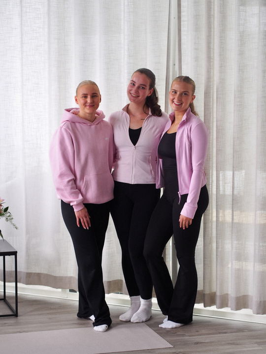 Lavlyn kolme perustajaa joogatilassa