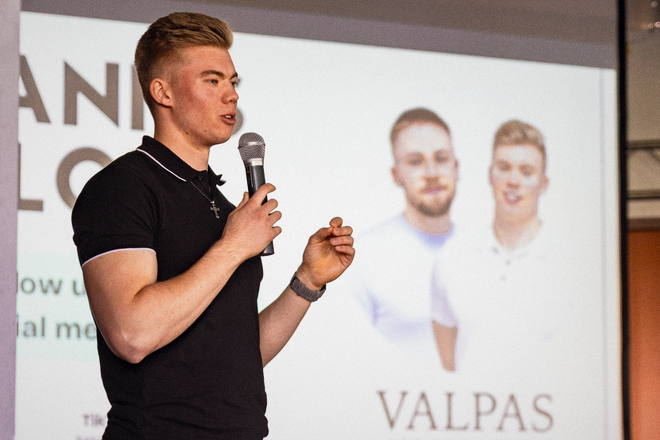 Ropinalainen pitchaamassa mikrofonin kanssa