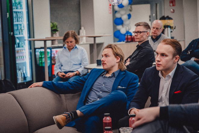 Yleisöä kuuntelemassa Ropinan esitystä