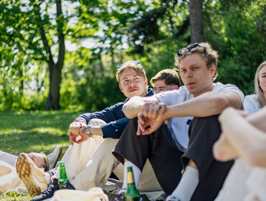 Ropinalaisia piknikillä puistossa Prahassa