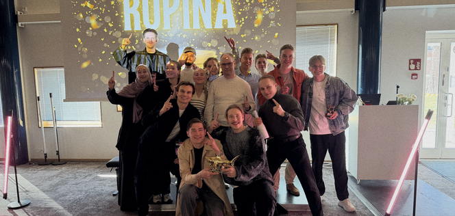 Ropinan tiimi juhlii palkinto kädessä